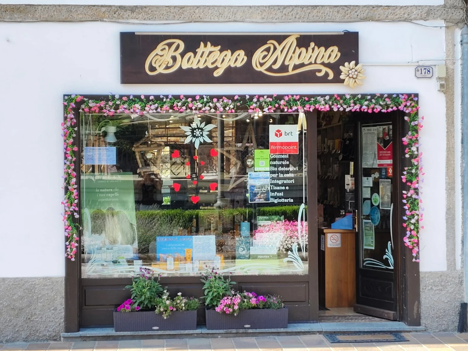 La vetrina reale della Bottega Alpina in Via Nazionale